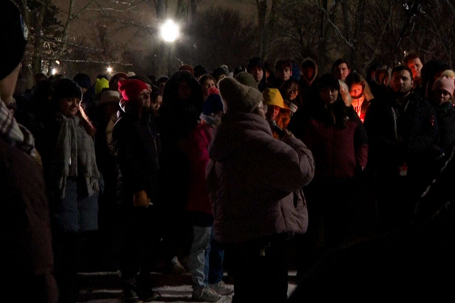 Vigília comove Brown por vítimas de tiroteio