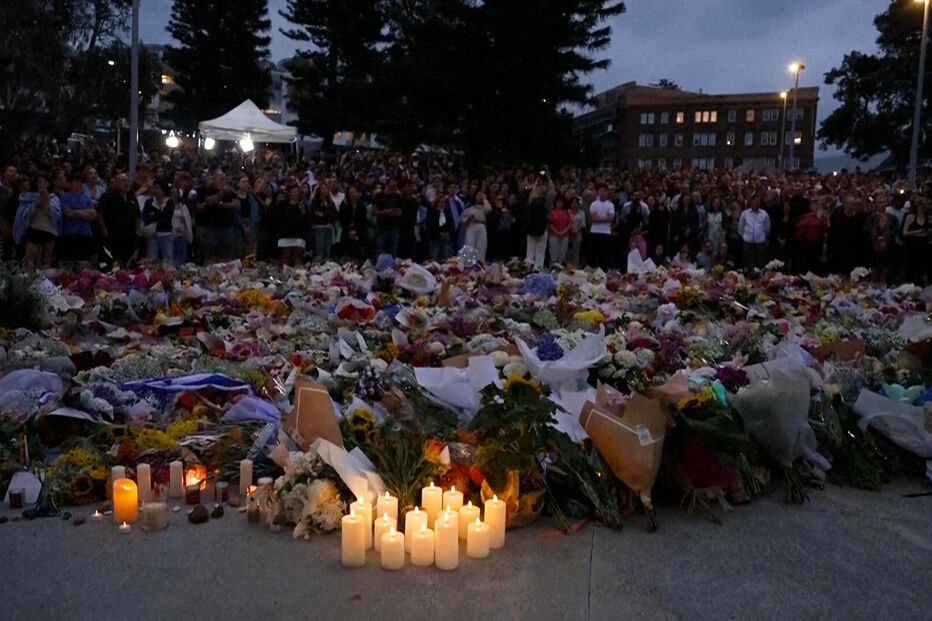 Vigília em Bondi Beach homenageia vítimas de tiroteio na Austrália