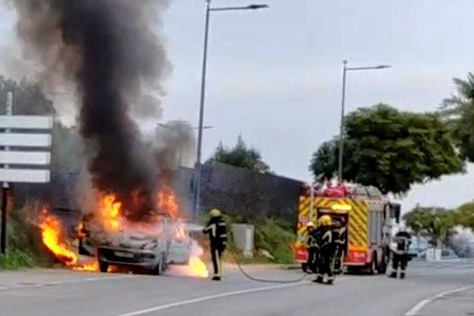 Carro totalmente destruído após incêndio em Albufeira