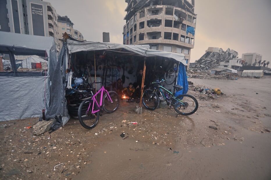 Palestinianos enfrentam o frio em Gaza, com auxílio limitado após a ofensiva militar israelita