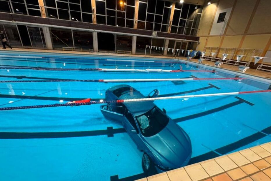 Mulher confunde travão com acelerador e atira-se para dentro da piscina