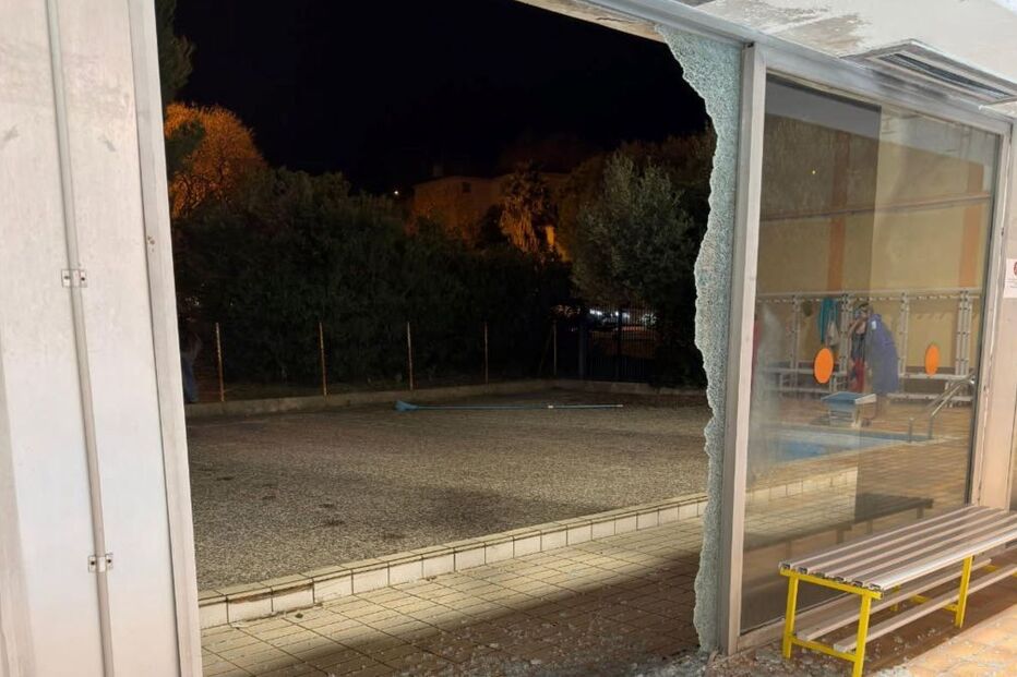 Mulher confunde travão com acelerador e atira-se para dentro da piscina