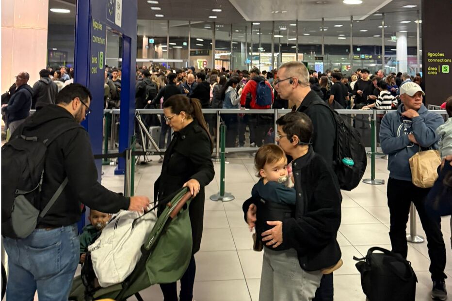 Filas no controlo de fronteiras do aeroporto de Lisboa