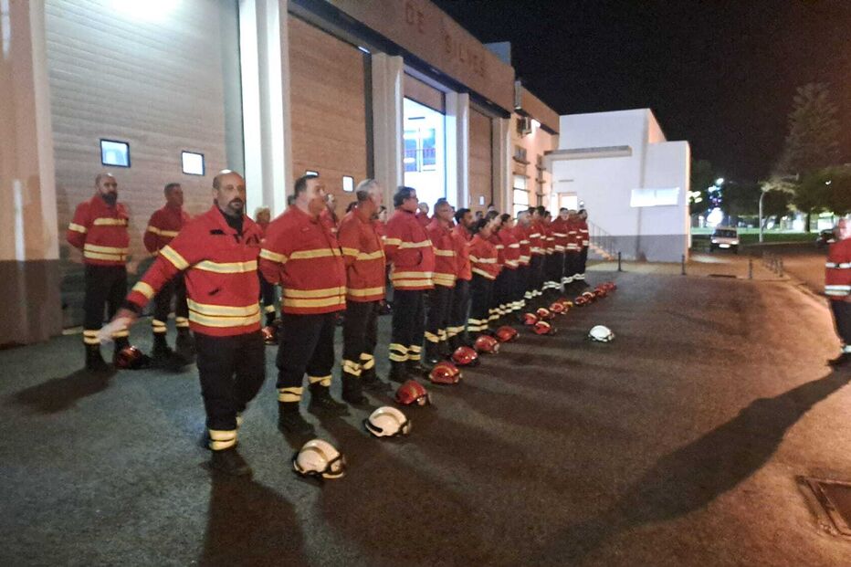 Bombeiros de Silves protestam com capacetes no chão, pedindo a demissão da direção