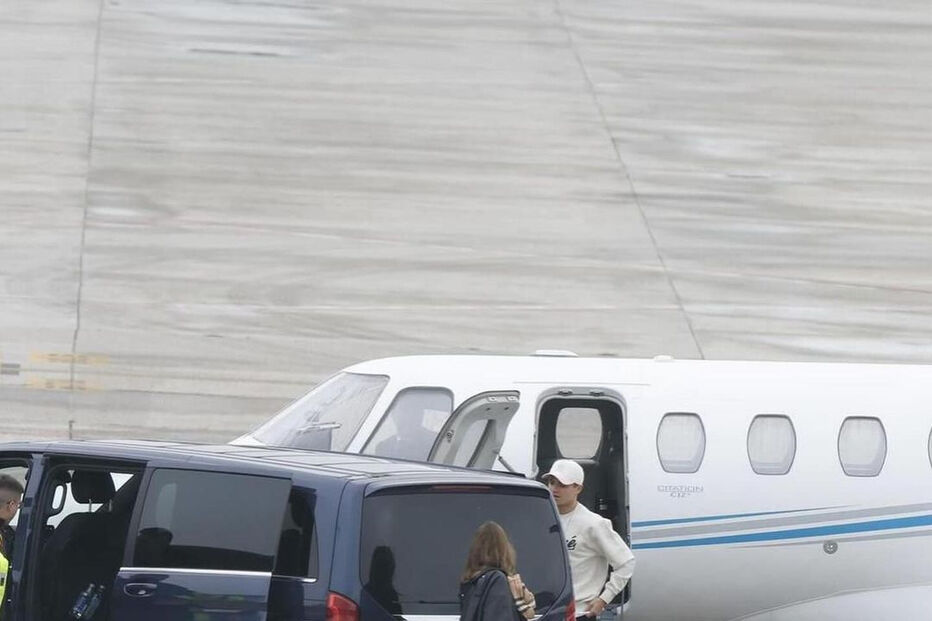 Lando Norris, piloto de Fórmula 1, surge junto a um jacto privado