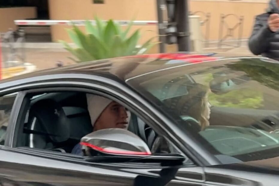 Lando Norris surge ao volante de um Ferrari, exibindo o luxo da sua vida milionária