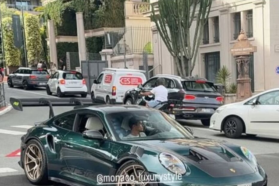 Lando Norris conduz um Porsche de luxo em Mónaco