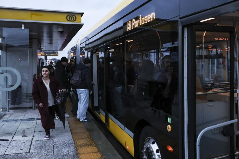 Passageiros utilizam o 'metrobus' Portagem, na Lousã