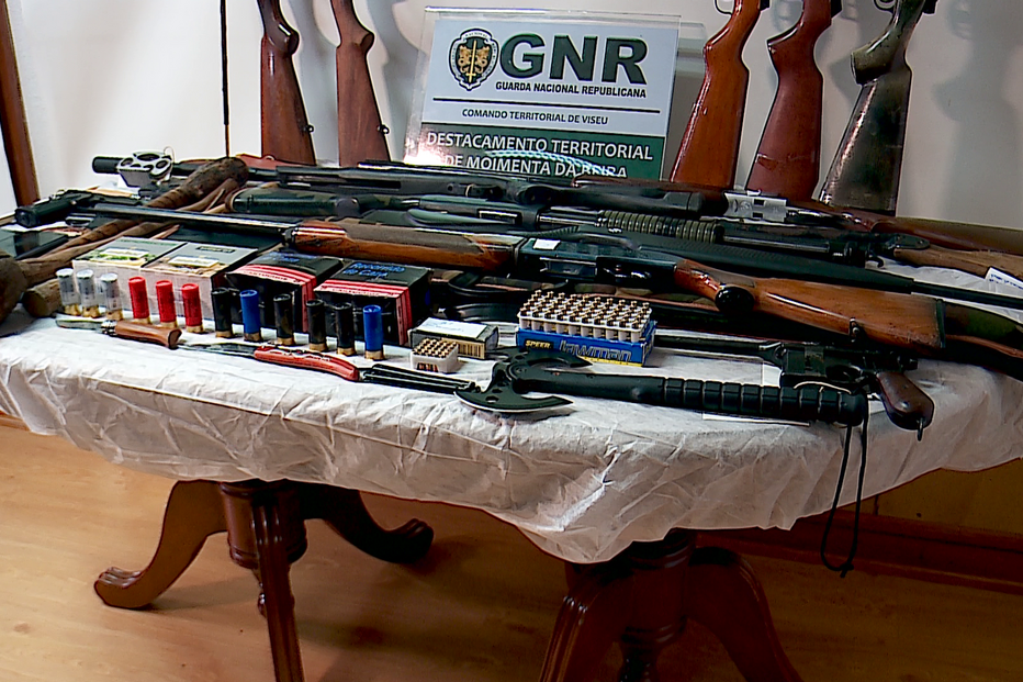 GNR apreende 32 armas e detém oito suspeitos em Moimenta da Beira