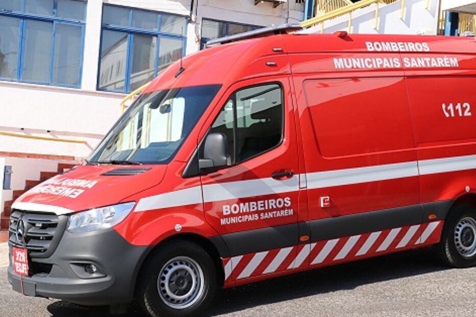 Ambulância dos Bombeiros Municipais de Santarém envolvida em acidente