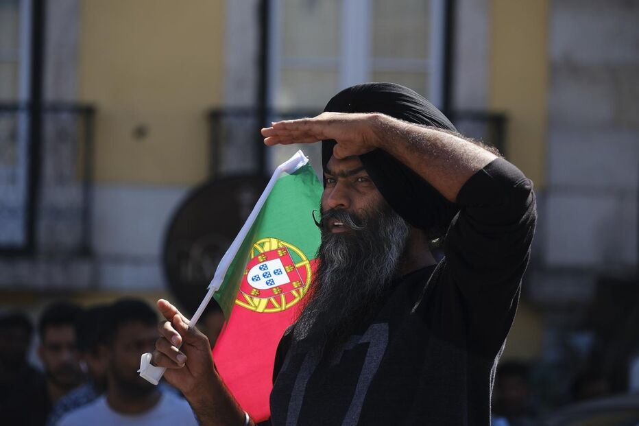 Imigrante com bandeira portuguesa representa crescimento estrangeiro no país