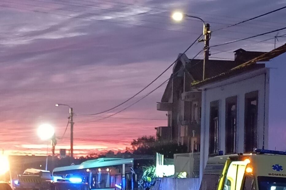Despiste de autocarro em Ovar causa seis feridos; bombeiros e VMER no local
