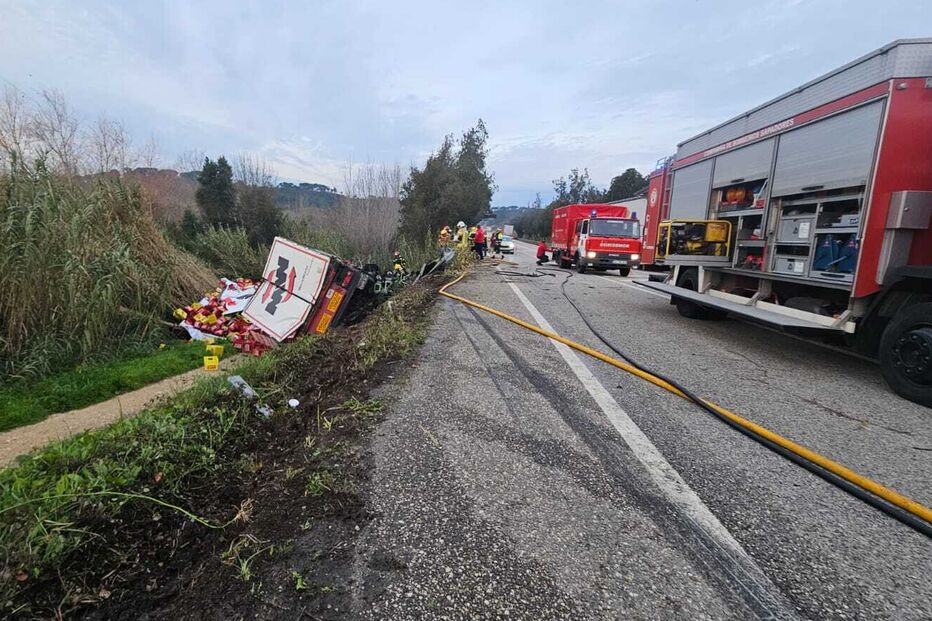 Camião tombou na estrada com equipas de emergência no local