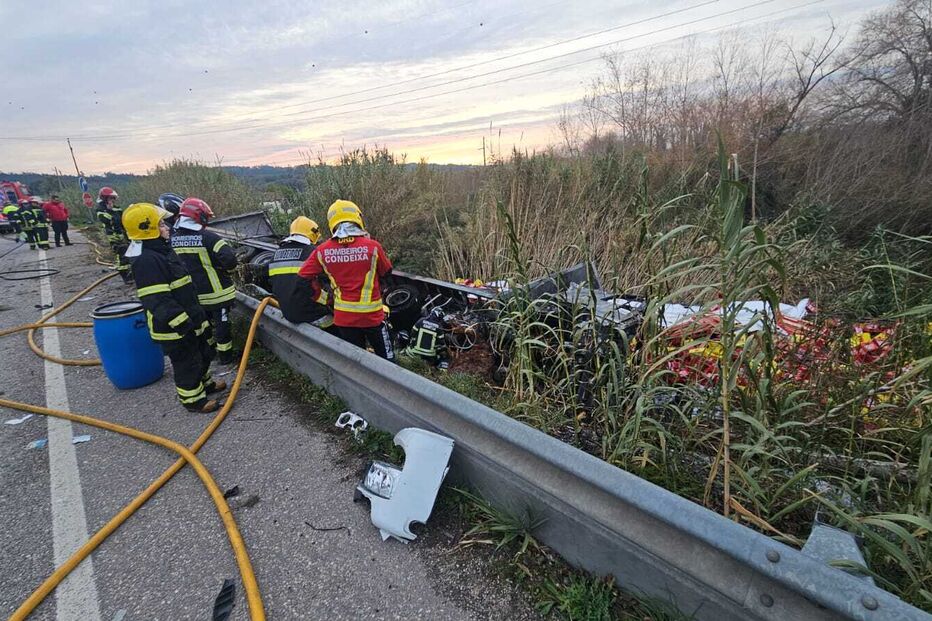 Bombeiros em ocorrência de acidente rodoviário em Condeixa