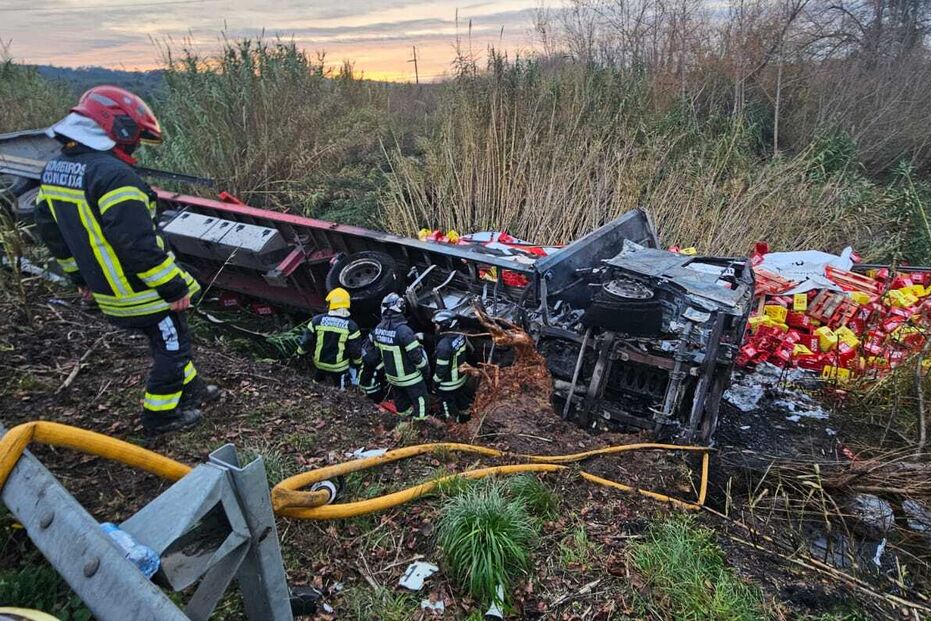 Bombeiros atuam em acidente com camião
