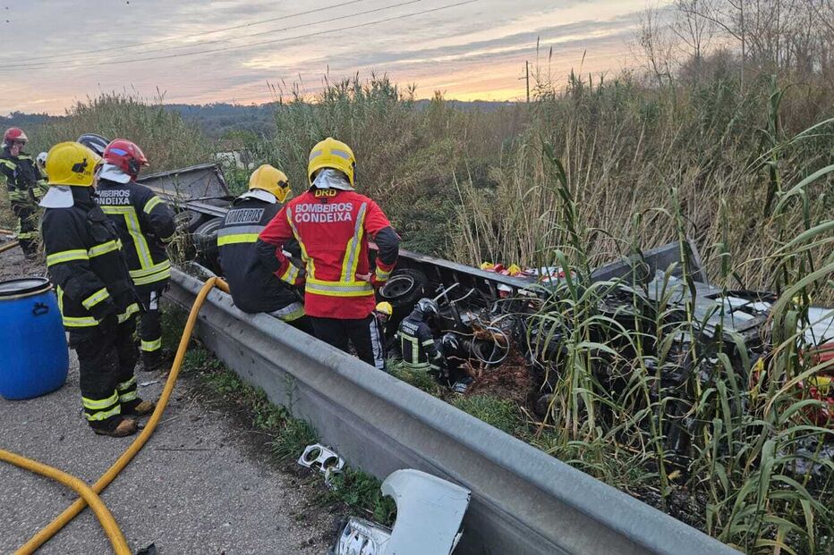 Bombeiros em operação de resgate num veículo acidentado