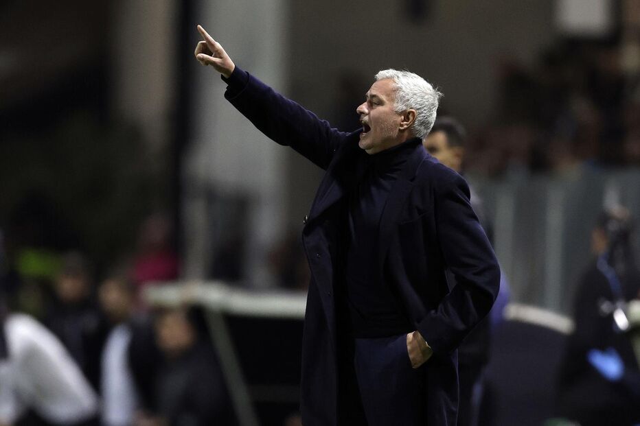José Mourinho gesticula durante o jogo Farense-Benfica da Taça de Portugal