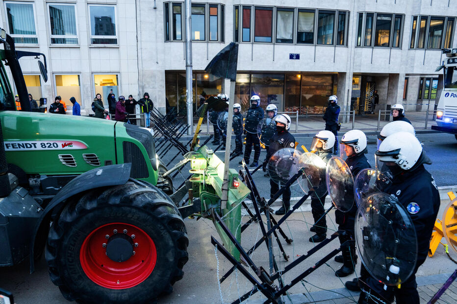Centenas de tratores e milhares de agricultores bloqueiam Bruxelas contra acordo com Mercosul