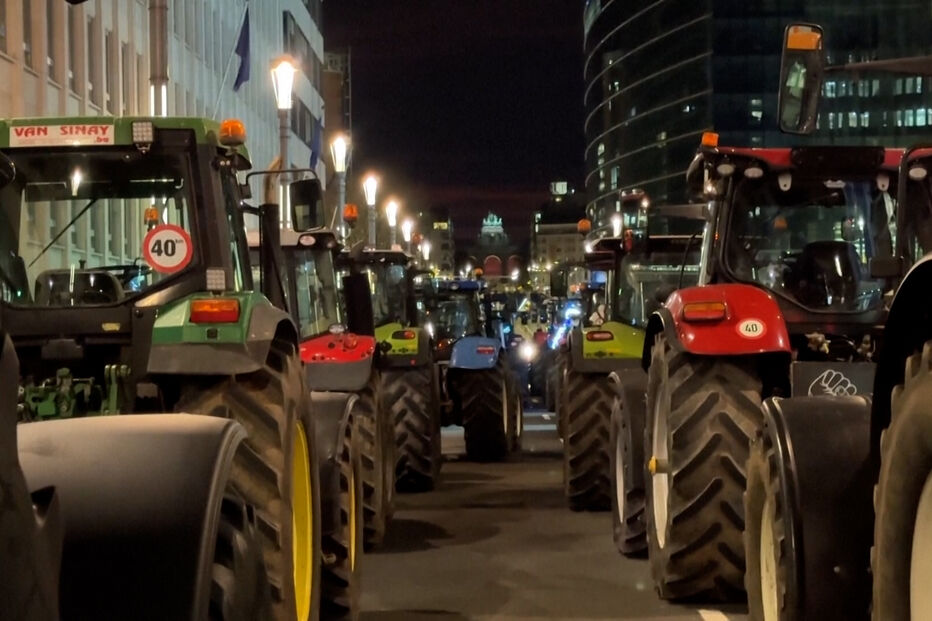 Centenas de tratores e milhares de agricultores bloqueiam Bruxelas contra acordo com Mercosul