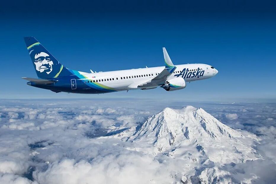 Avião da Alaska Airlines sobrevoa uma montanha coberta de neve