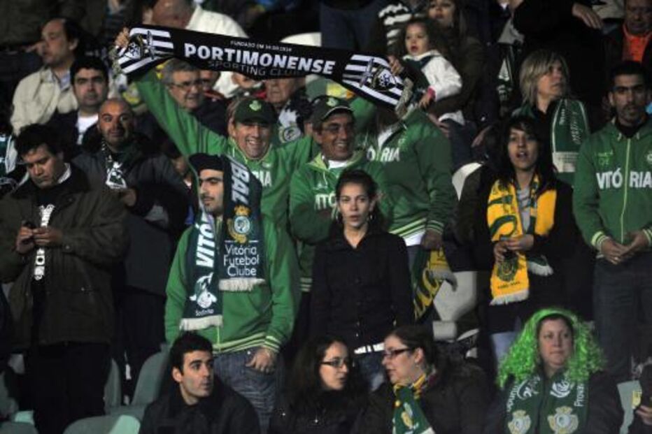 Adeptos do Portimonense assistem a um jogo após falha no controlo salarial
