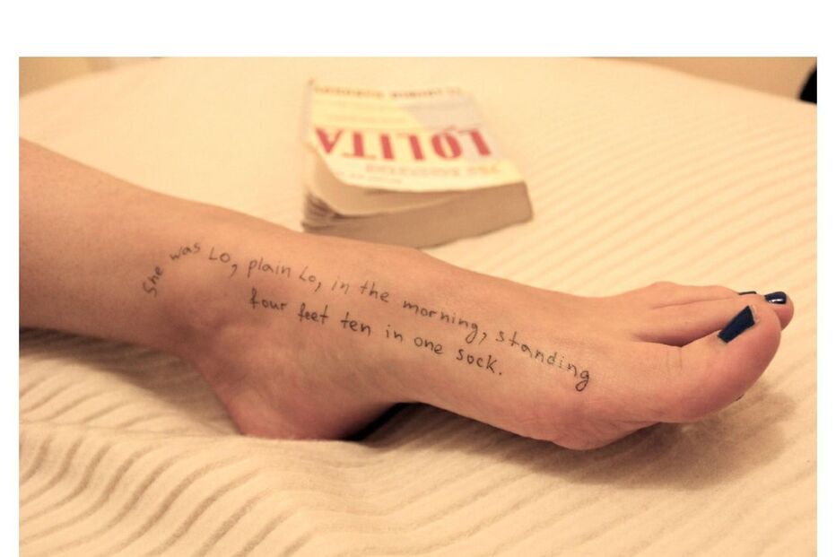 Pé tatuado com excerto de 