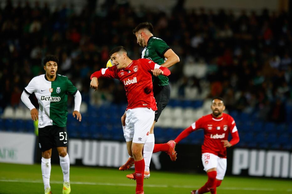 Lucas Soares marca pelo Santa Clara contra o Sporting na Taça de Portugal