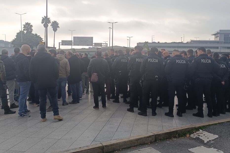 Protesto de polícias no aeroporto de Lisboa por melhores condições nas fronteiras