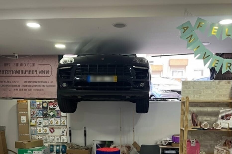 Mulher sofre ferimentos após abalroamento de carro na loja onde trabalhava em São João da Madeira