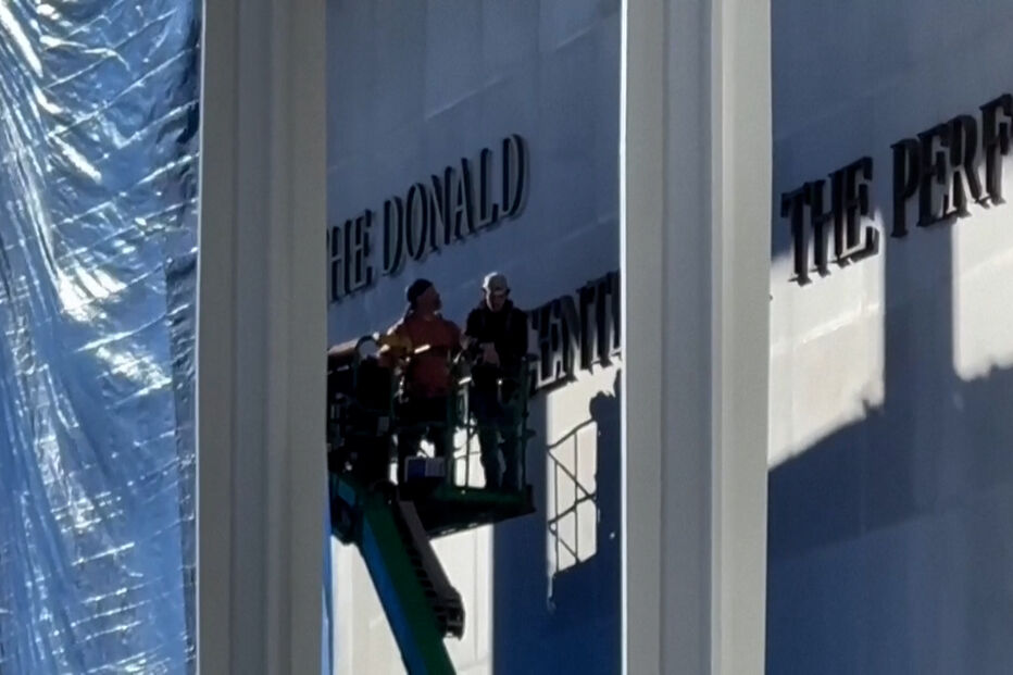 Imagens mostram início da colocação do nome de Donald Trump no Kennedy Center