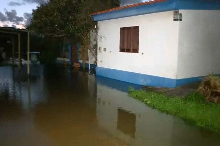 Inundações em casas de São Martinho do Porto após rio galgar margens