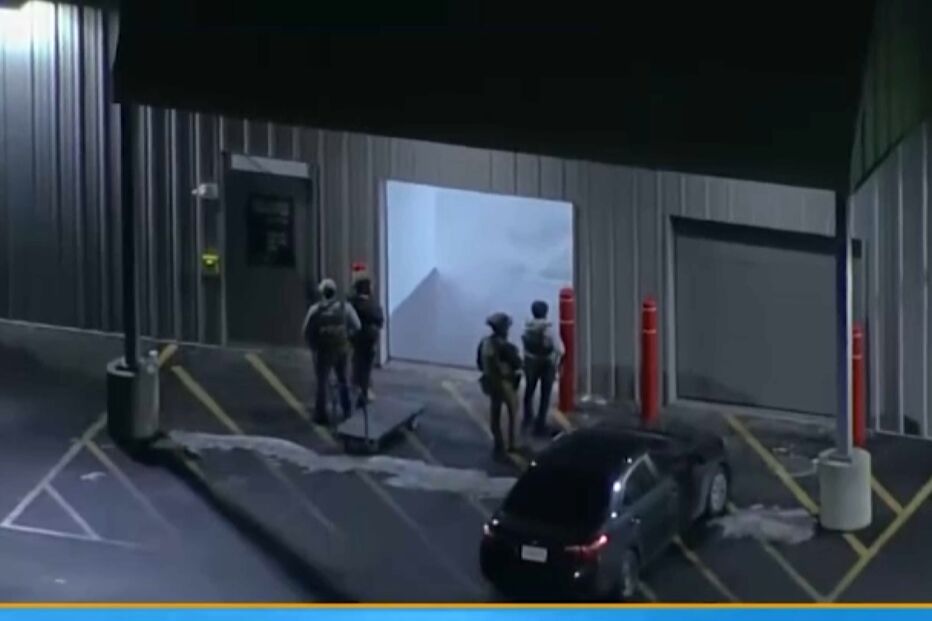 Cláudio Valente foi encontrado morto num armazém em Salem, New Hampshire. Junto ao corpo tinha uma mochila com duas armas