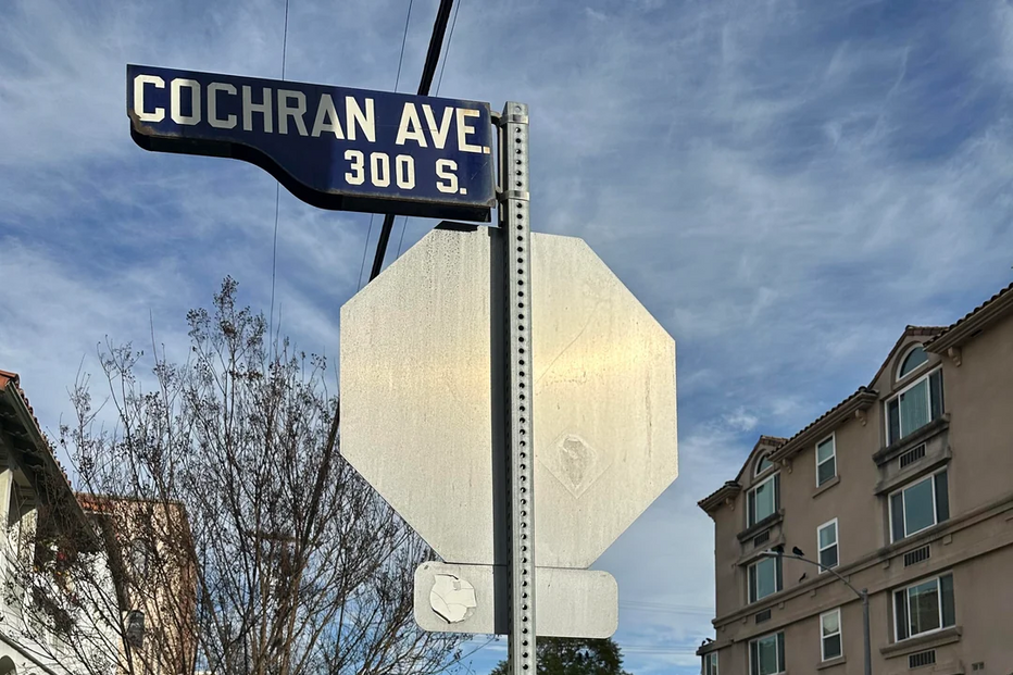 Conan O'Brien, antigo residente da Cochran Ave., é homenageado numa placa.
