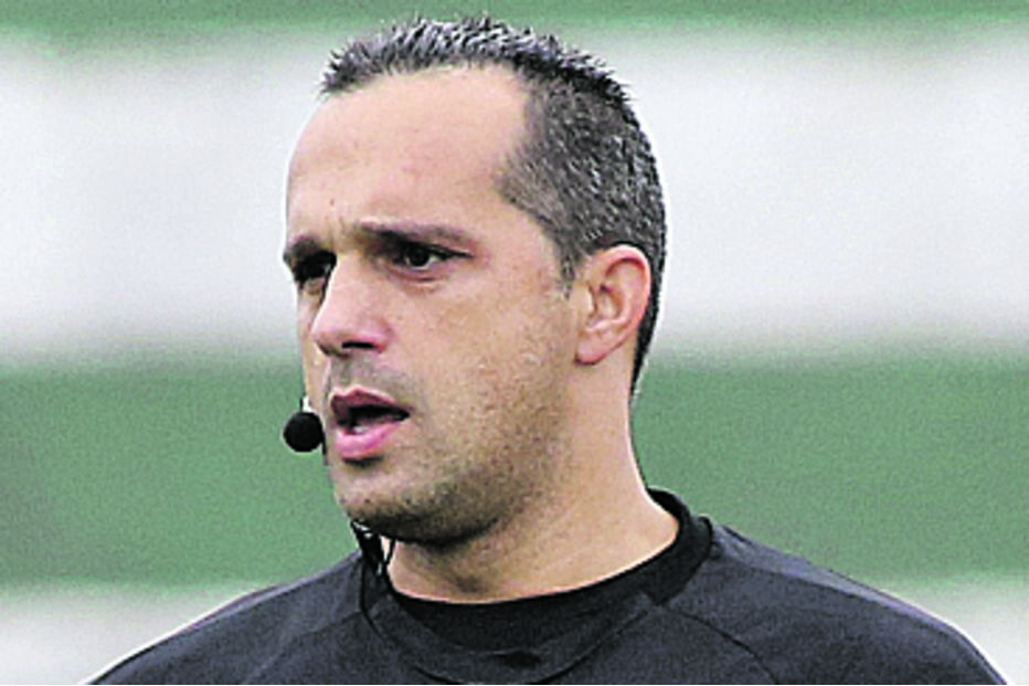 Árbitro de futebol em jogo Santa Clara-Sporting com dúvidas no VAR