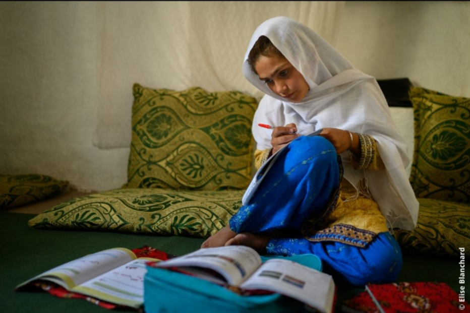 Menina afegã concentrada nos estudos é a foto do ano da Unicef