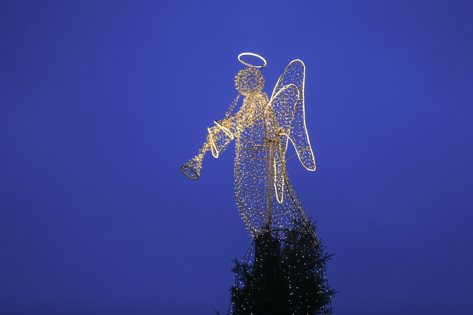 Anjo no topo de uma árvore de Natal
