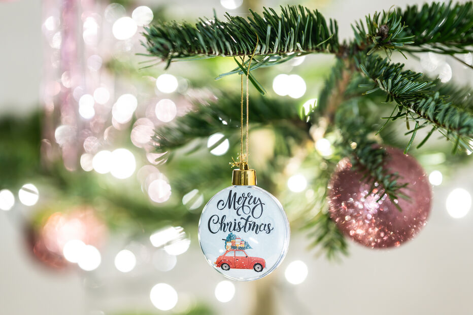 Bolas decorativas na árvore de Natal