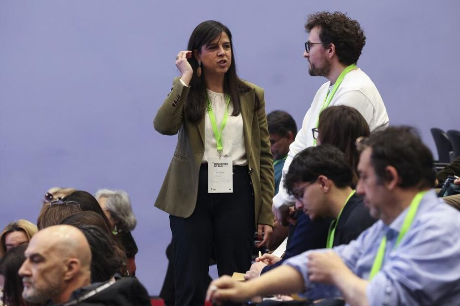 Inês Sousa Real com elementos do partido à chegada para a sessão de abertura do X Congresso Nacional do PAN, em Coimbra