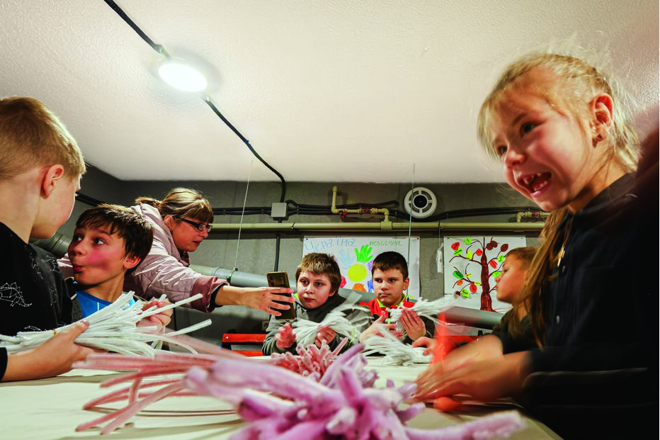 Crianças ucranianas refugiam-se em bunkers para escapar dos ataques de drones russos