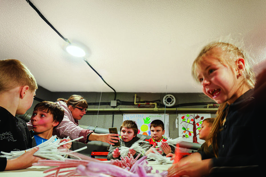 Crianças ucranianas refugiam-se em bunkers para escapar dos ataques de drones russos