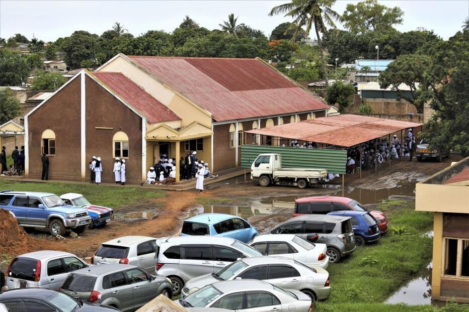 Fé sustenta cultos na Igreja Velha Apostólica do Ferroviário, subúrbios de Maputo