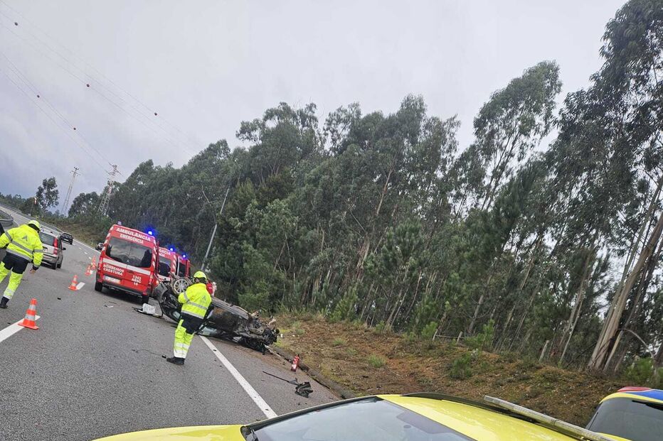 Colisão grave em Gaia: um ferido e atuação do INEM e bombeiros.
