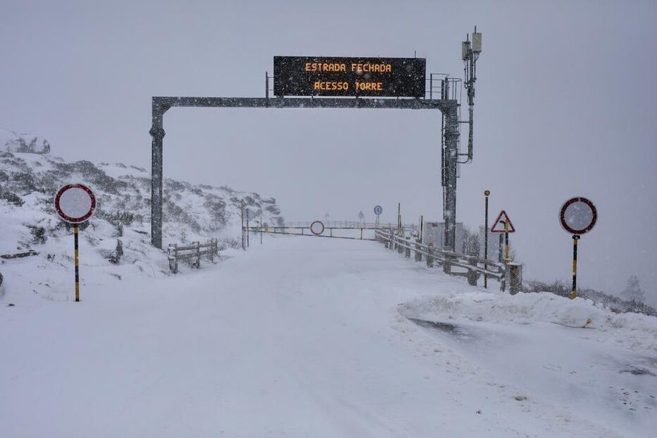 Acesso à Torre, na Serra da Estrela, condicionado pela neve