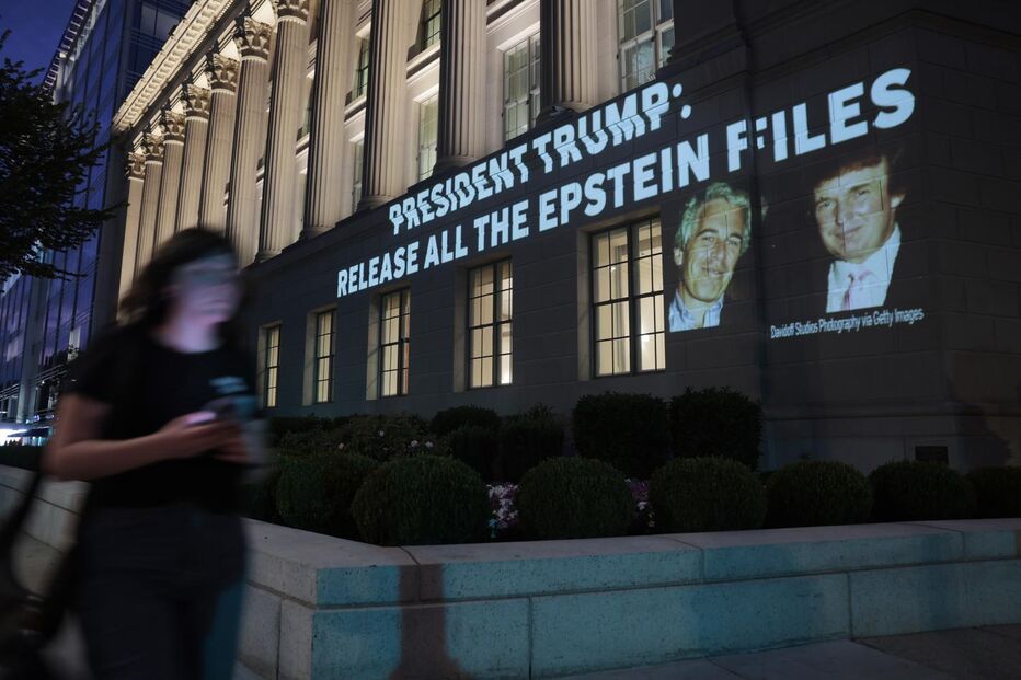 Edifício com projeção pede a divulgação dos ficheiros de Trump e Epstein