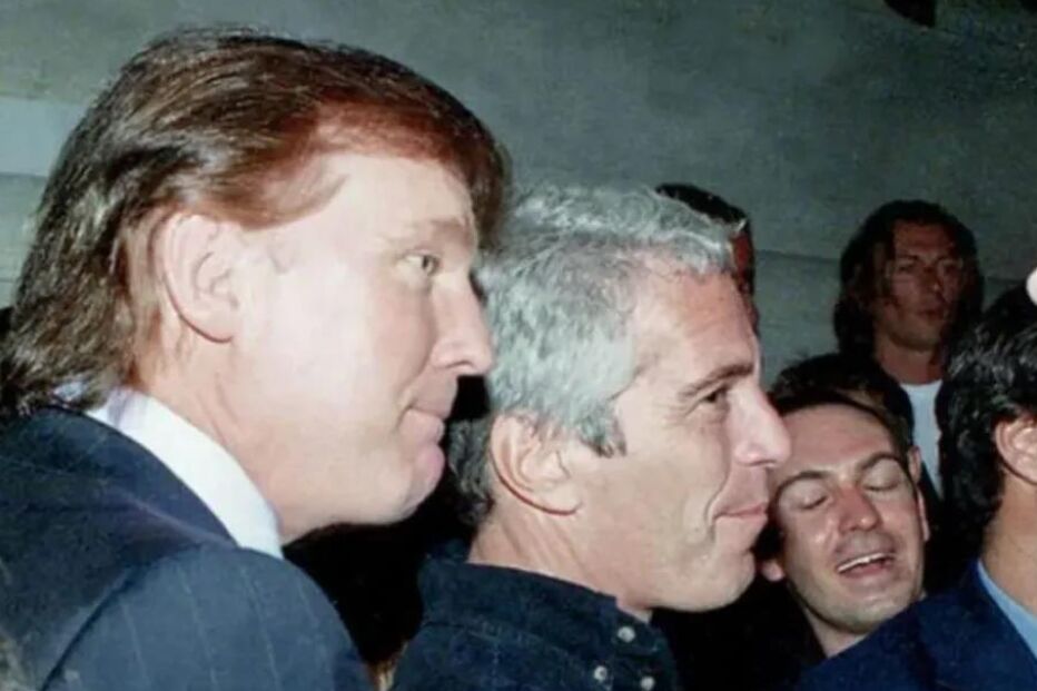 Empresário Jeffrey Epstein e Donald Trump numa festa. Escala nos Açores em 2002