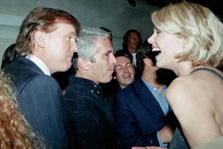 Empresário Jeffrey Epstein e Donald Trump numa festa. Escala nos Açores em 2002