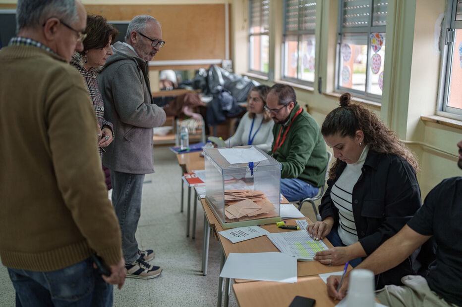 Cidadãos exercem seu direito de voto nas eleições regionais da Extremadura