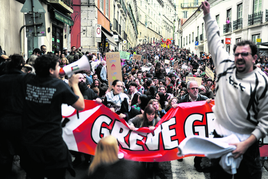 Portugueses chumbam pacote laboral e defendem greve geral