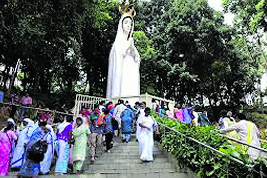 Crentes asiáticos no santuário de Rani, Bangladesh 