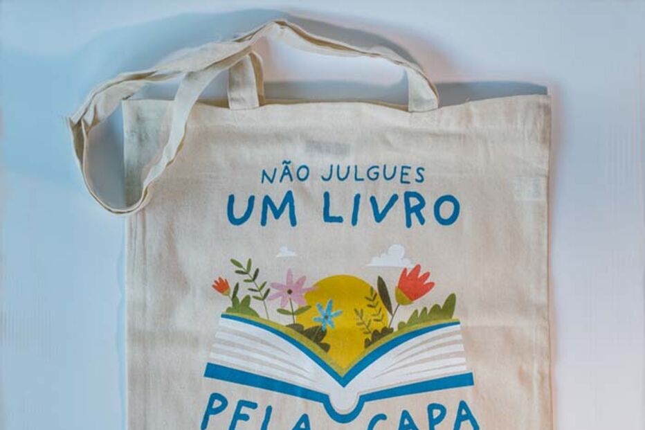 Saco solidário apela a não julgar um livro pela capa, promovendo a doação e a leitura